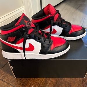 Air Jordan 1 Mid (GS) Black/Fire Red & White